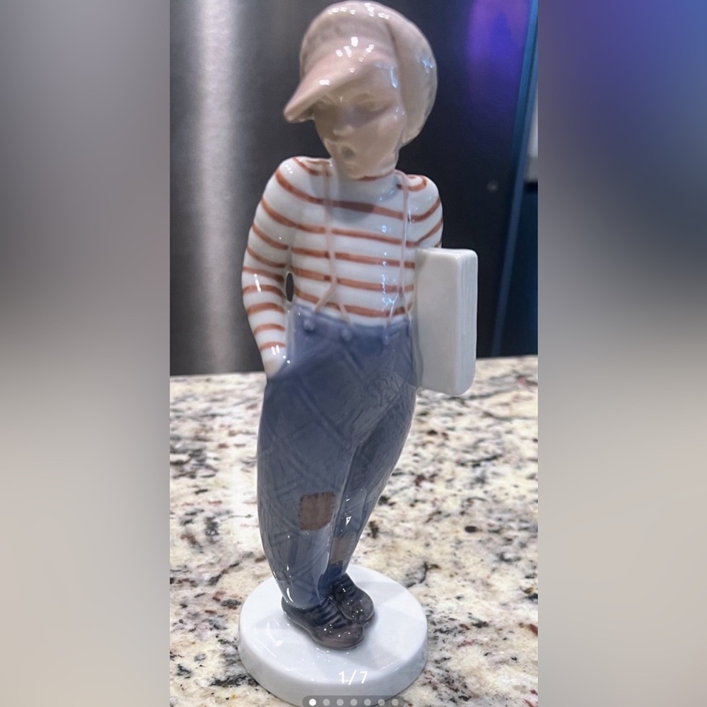 Vintage Bing & Grondahl “Newspaper Boy” Figurine 2148 MINT!!